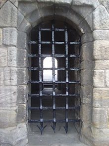 Une herse : grille en fer forgé pourvue de pics qui protégeait le châteauc