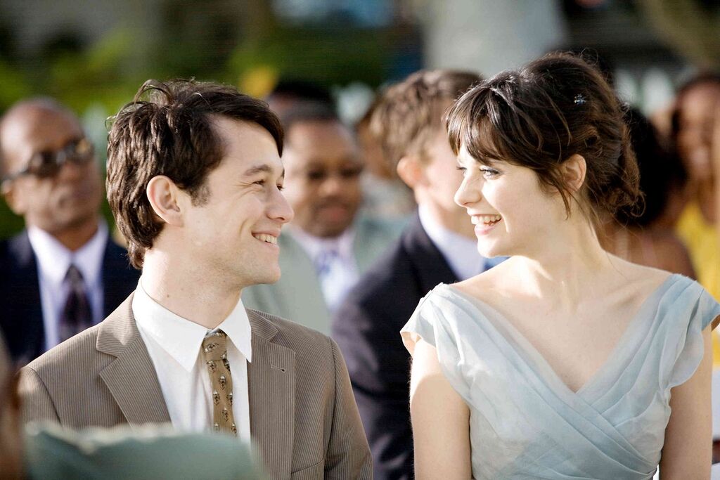 photo de 500 jours ensemble montrant Summer (Zoey Deschannel) et Tom (Joseph Gordon Lewis) heureux et souriant, lui en costume marron avec cravate assortie et elle en robe bleu clair.