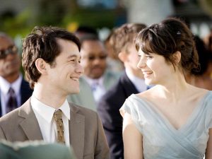photo de 500 jours ensemble montrant Summer (Zoey Deschannel) et Tom (Joseph Gordon Lewis) heureux et souriant, lui en costume marron avec cravate assortie et elle en robe bleu clair.
