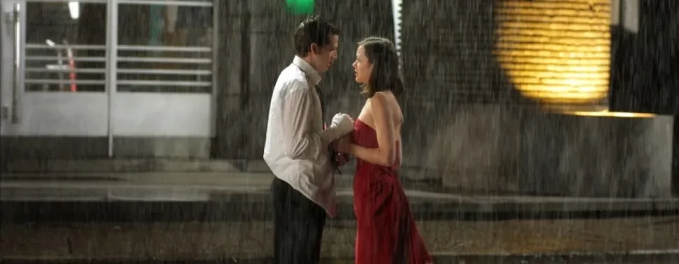 Julien et Sophie devant les urgences sous la pluie