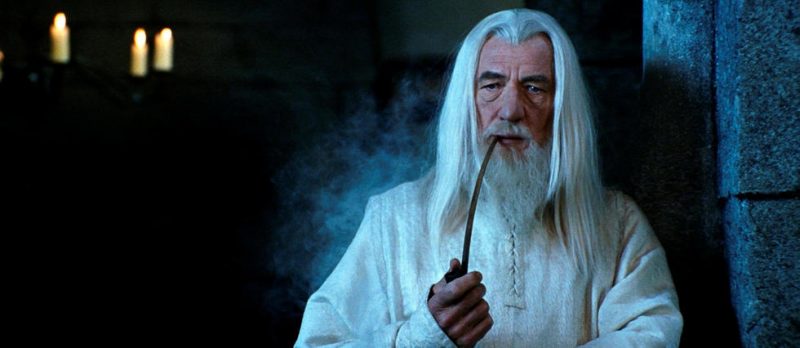Gandalf, fumant une pipe