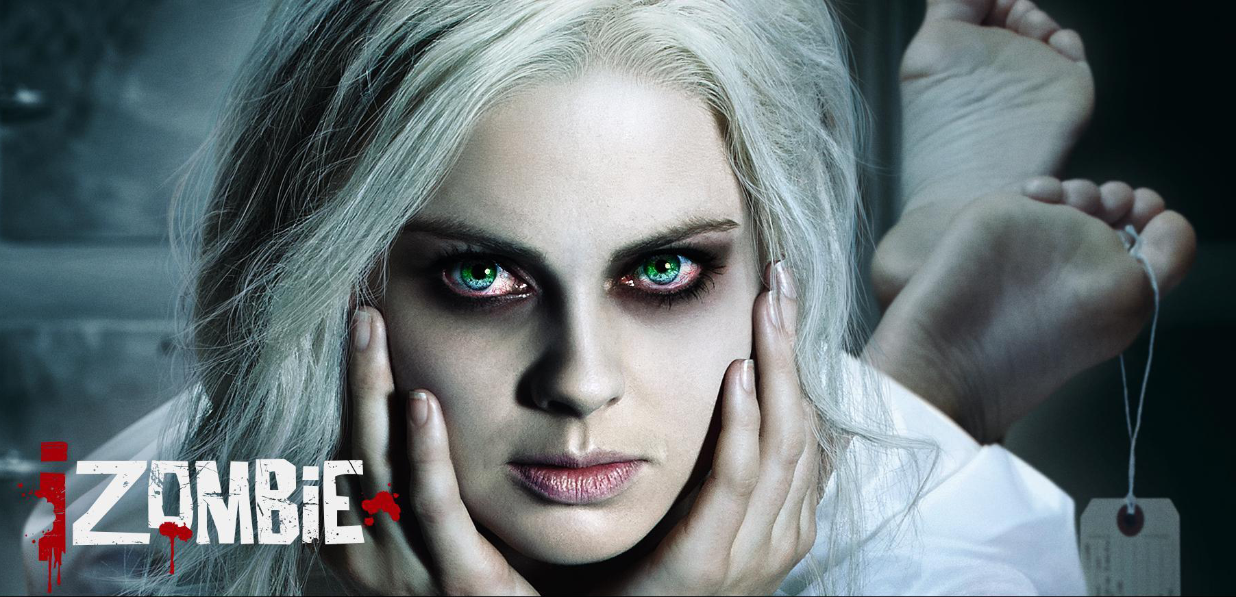 Liv regarde est allongée sur le ventre, les deux mains tenant sa tête, face à la caméra. A côté d'elle, figure l'inscription IZOMBIE