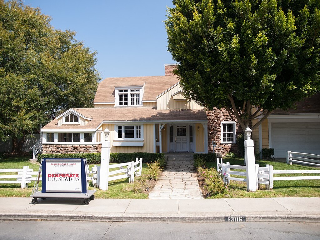 Photo de la rue Colonial Street avec le panneau du set de desperate Housewife