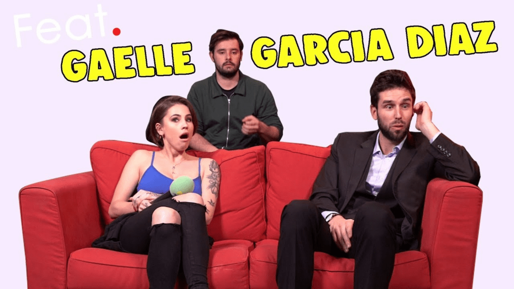 Vignette de la web-série feat avec Adrien Léger, Victor Pierson et Gaëlle Garcia Diaz sur un canapé rouge