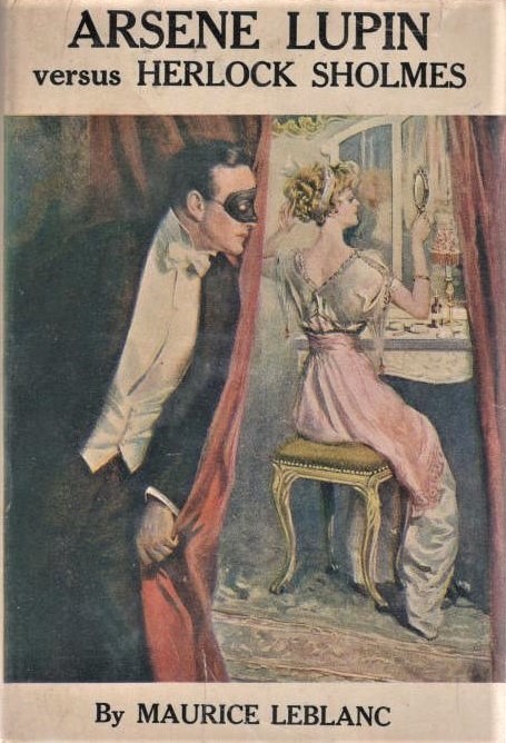 Couverture du livre Arsène Lupin versus Sharlock Holmes, présentant un héros masqué derrière un rideau, observant une femme blonde se recoiffant.