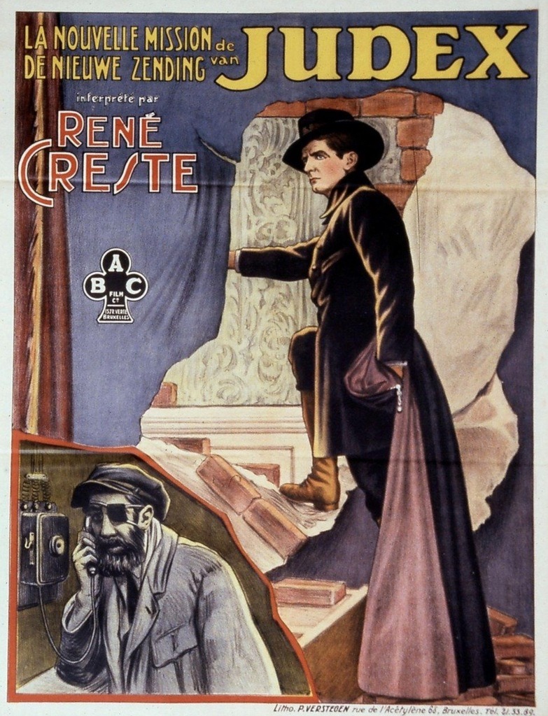 Affiche de Judex, montrant le personnage principal tenant un pistolet dans les mains, monté sur un décors en ruine, et un homme tout en bas, qui téléphone depuis un combiné.