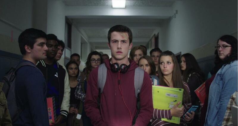 Clay, le principal protagoniste se sent observé au milieu d'une foule de lycéens dans un couloir peu éclairé de son établissement scolaire