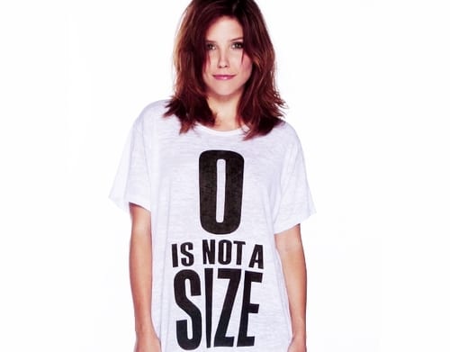Brooke Davis portant le tee-shirt sur lequel est écrit "zero is not a size"