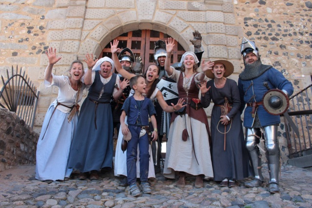 des personnes portant des costumes historiques du moyen-âge devant le château de Chazey sur Ain