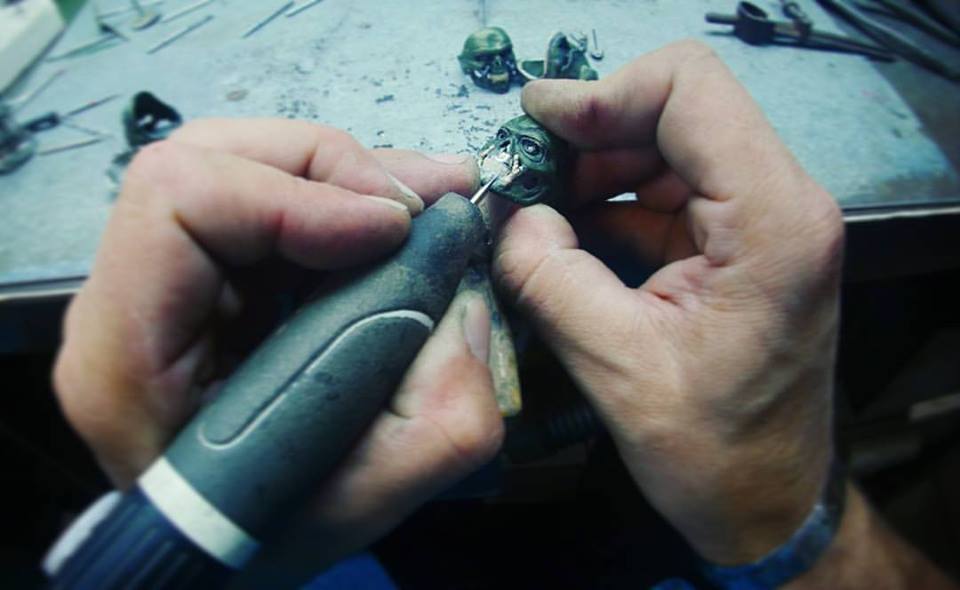 Les mains de Maxime Macchi modélisant un bijou à l'aide d'un appareil dédié