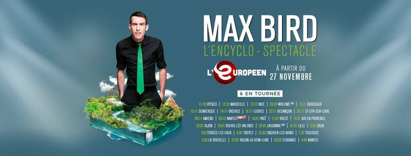 Affiche officielle de L'encyclospectacle de Max Bord présentant Max Bird reconnaissable à sa chemise noire et sa cravate verte, sur un fond bleu, coupé au torse par de la faune et de la flore