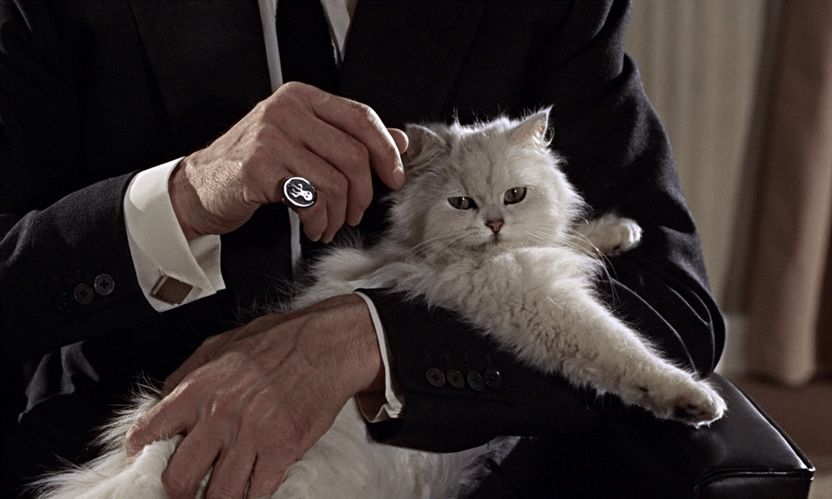 méchant caressant un chat entre ses bras, extrait de James Bond