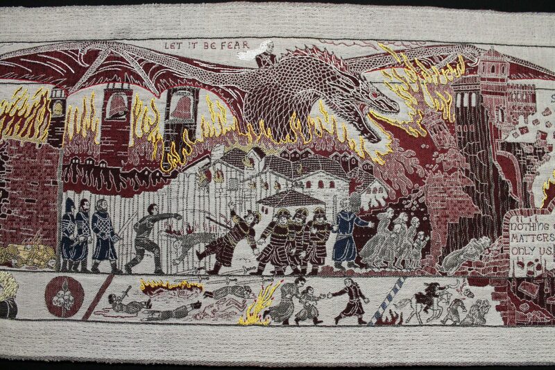 tapisserie de Game of Thrones représentant l'un des dragons de Daënerys au cours d'une célèbre bataille