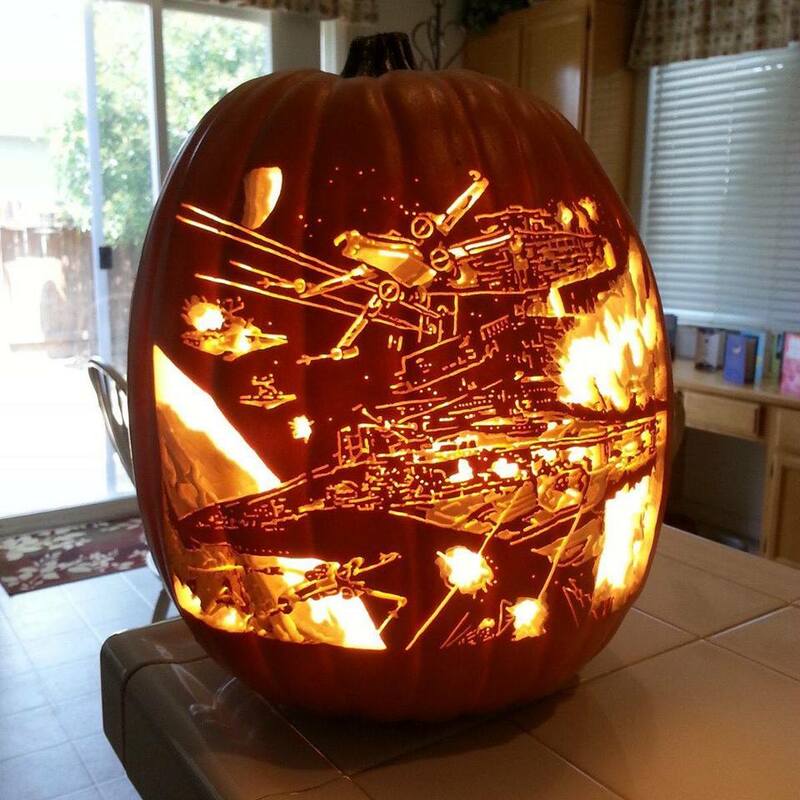 L'image représente une citrouille d'Halloween décorée avec des éléments de Star wars : un x-wing et l'une des villes emblématique de la saga