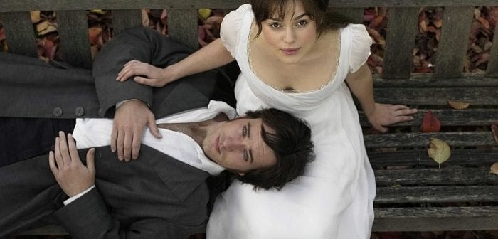 Photo d'Elisabeth et Mr Darcy, sur un banc, en plongée. Mr Darcy a la tête posée sur les genoux d'Elisabeth