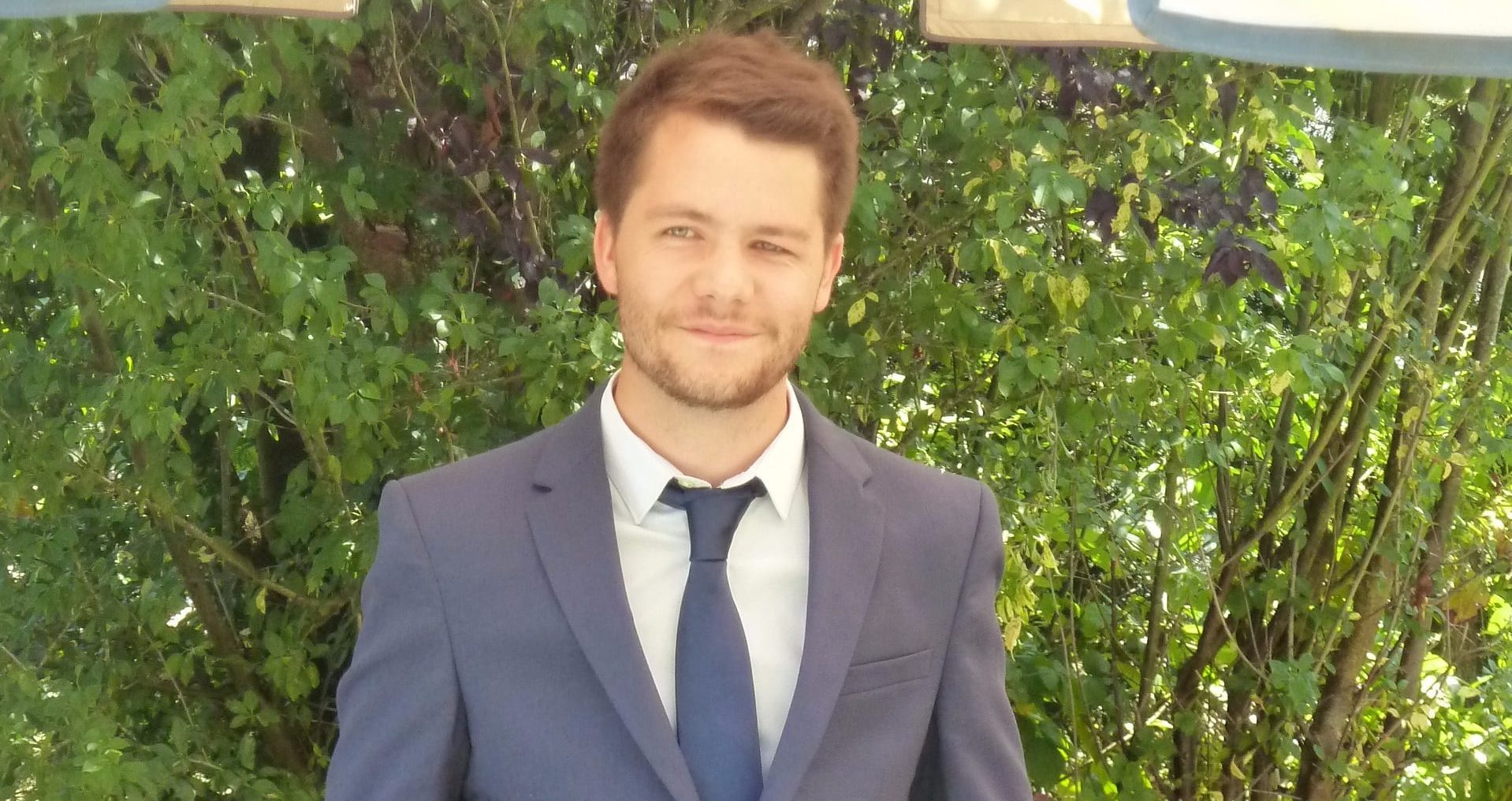 Antoine Jourdon en costume bleu