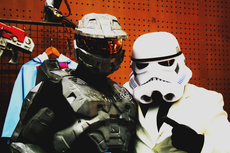 Deux cosplayeurs : un stormstrooper et un cosplayeur de FPS
