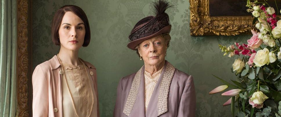 Mary Crawley et Violet Crawley dans leur luxueux domaine