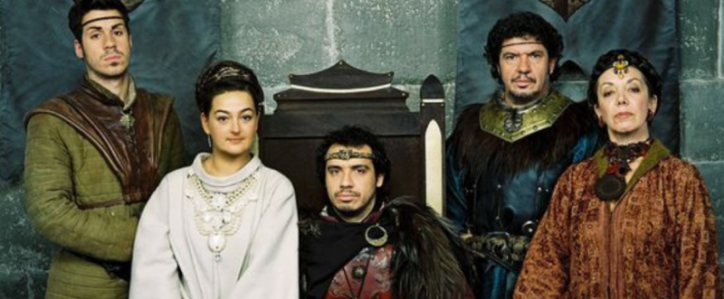 Les personnages de Kaamelott : Yvain; La Reine Guenièvre, Arthur, Léodagan et Séli