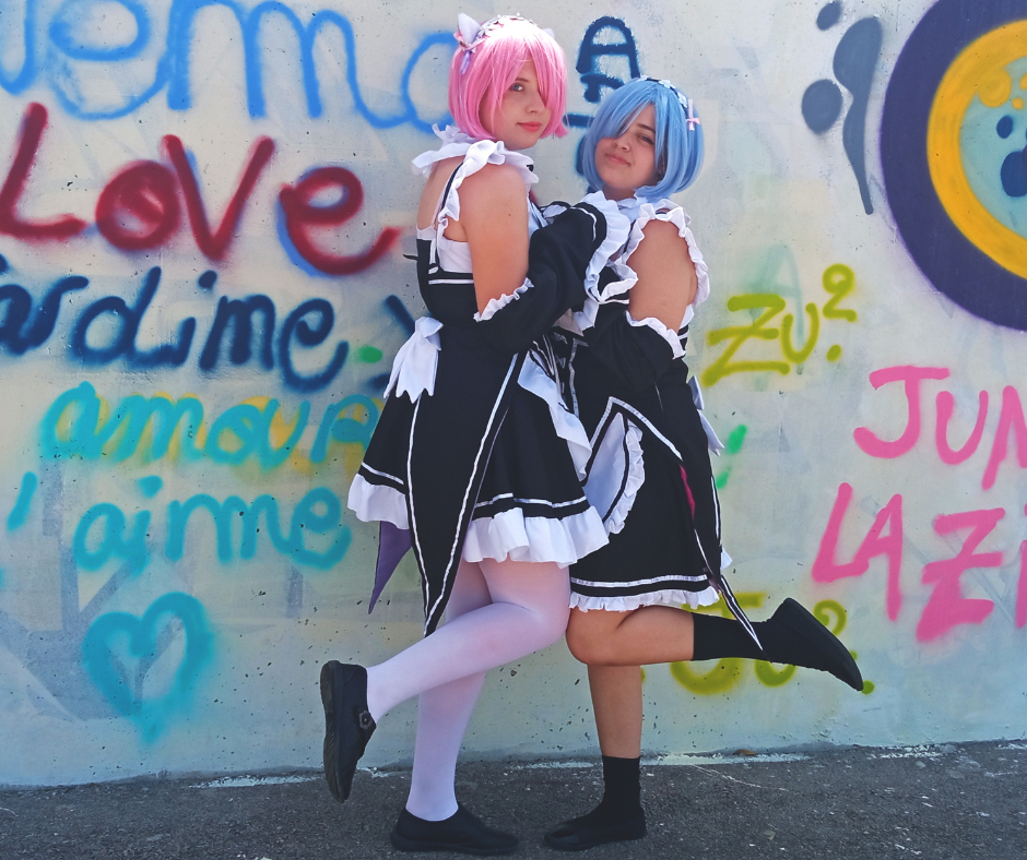 Deux jeunes filles cosplayées devant un mur taggué. Crédits photos : Tsilla Aumigny, 2022