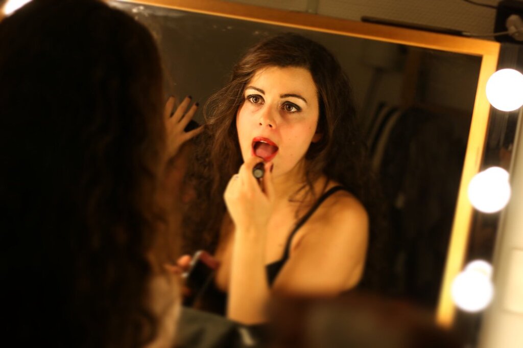 Il s'agit d'une photographie de l'actrice, brune aux yeux noisette.
