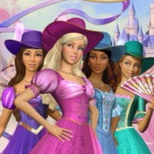 Les quatre Barbies-mousquetaires. Corinne (la fille de d'Artagnan) est en rose. Viveca est en violet, Renée en bleu et Aramina en vert-turquoise.