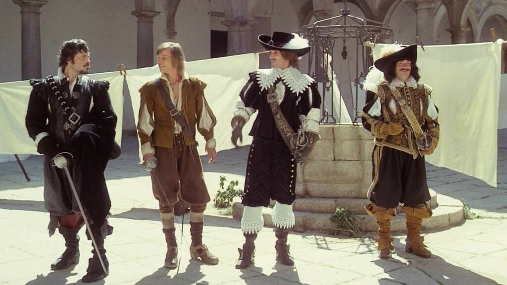 Les quatre mousquetaires dans le film de 1973. Les acteurs avaient tous des expressions amusantes. Athos, particulièrement, avait un beau regard de psychopathe.