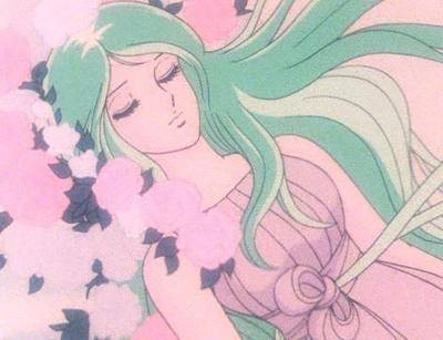 Natassia repose sous l'eau, entourée de roses que, régulièrement, Hyôga dépose. Ses cheveux sont toujours en mouvement, agités par le courant.