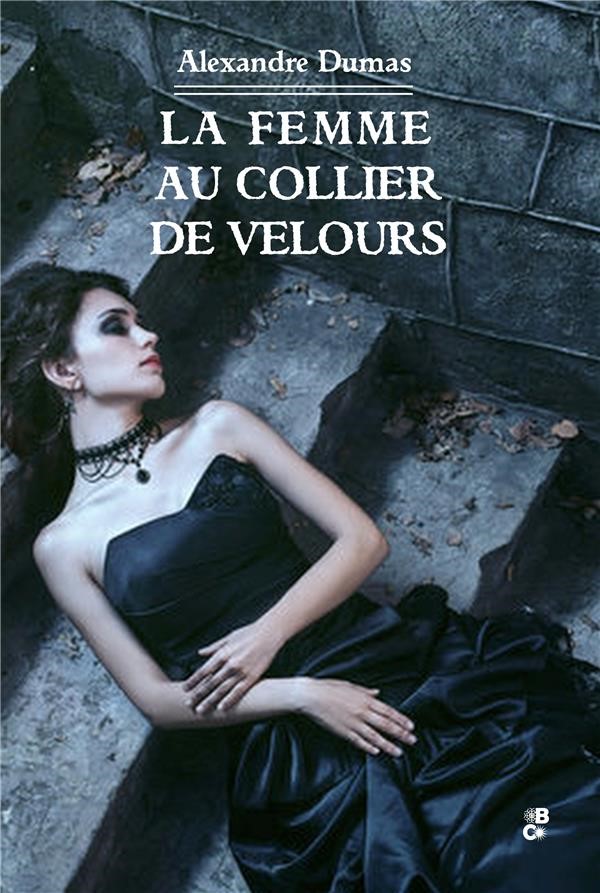 Couverture du roman La femme au collier de velours : une femme en robe et collier noirs, évanouie ou morte sur des marches d'escalier. 