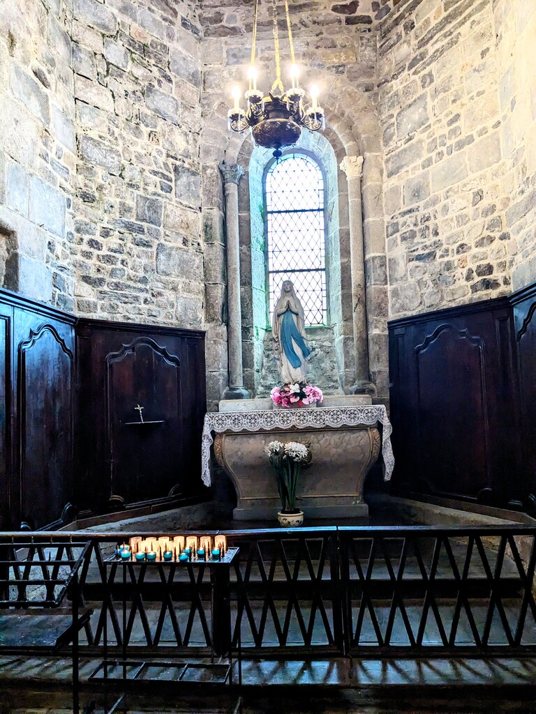 Autel de l'Eglise Saint-Pierre d'Uzerche, dédié à Marie -on se croirait à Poudlard