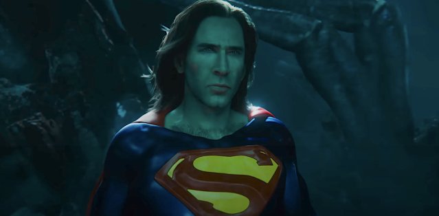 Superman (joué par Nicolas Cage) regarde au loin, intrigué. Araignée géante derrière lui. La qualité des effets spéciaux est nulle.