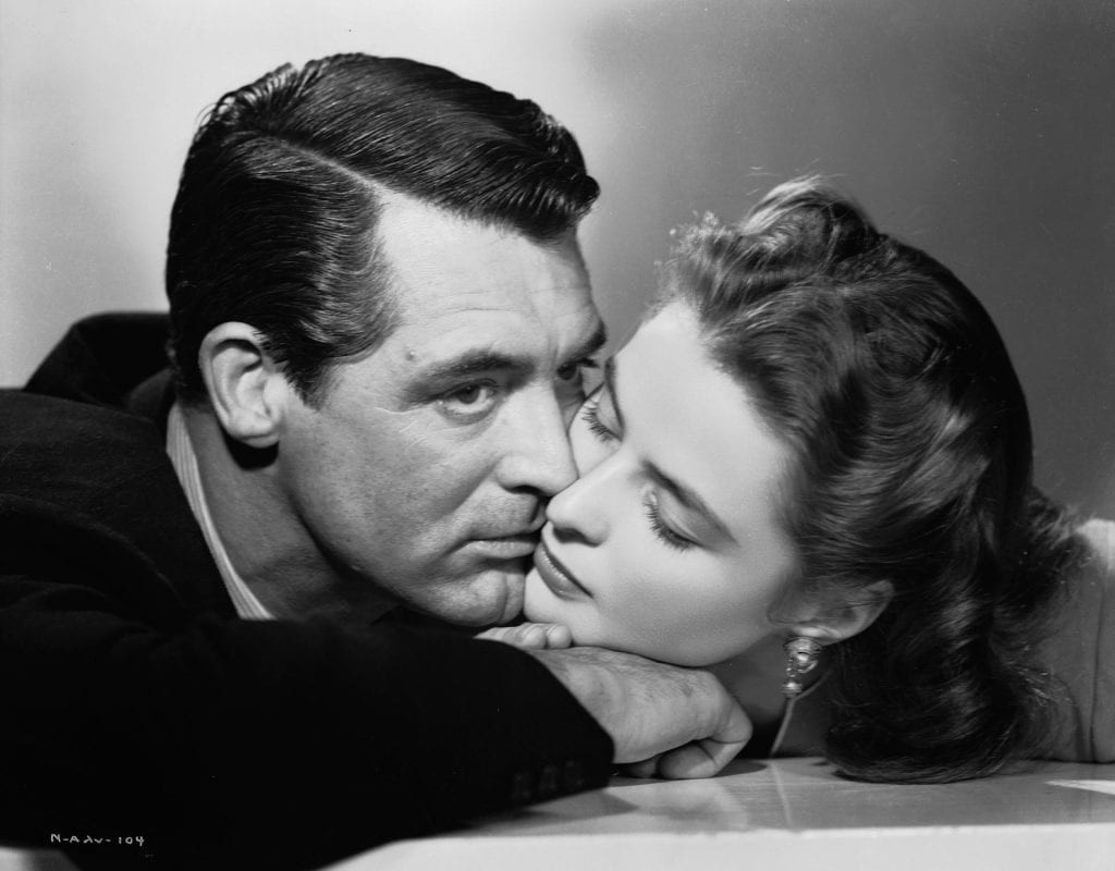 Cary Grant et Ingrid Bergman qui s'embrassent.