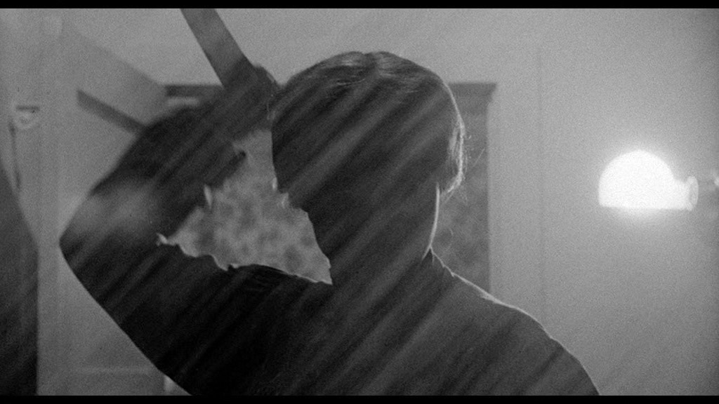 L'ombre de Norman Bates, brandissant un couteau !