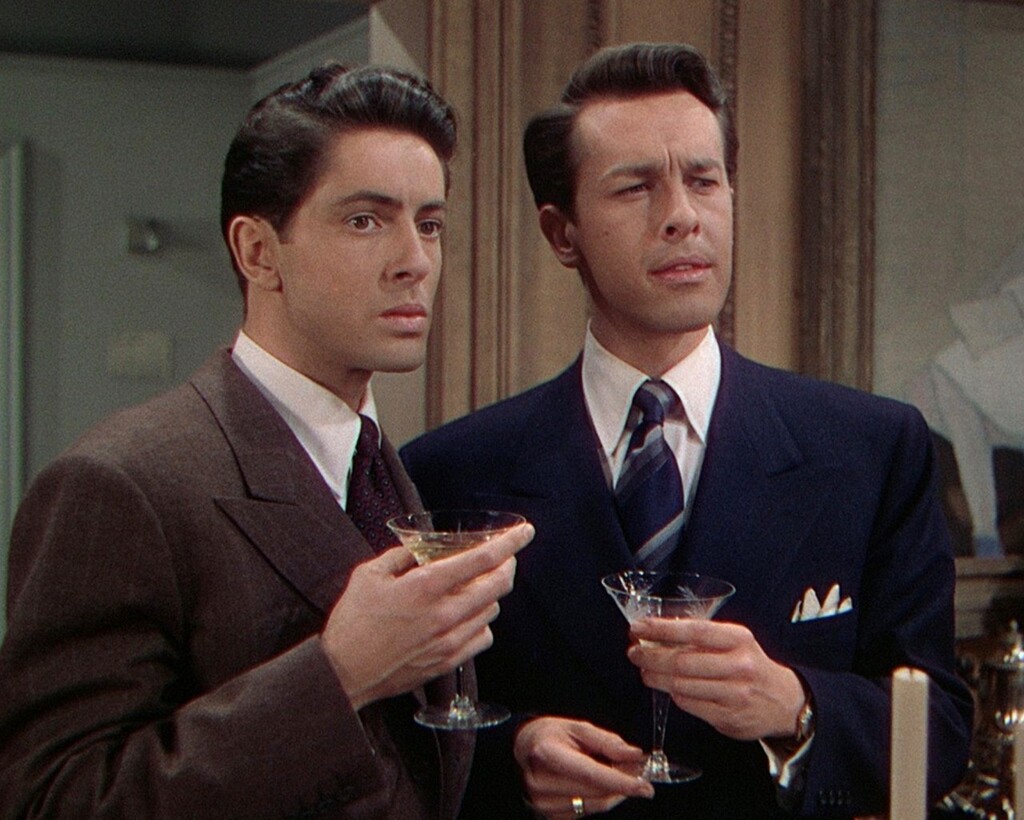 Les deux protagonistes, Brandon et Philippe, qui sont en couple dans l'histoire. Ici, ils tiennent à la main des verres à cocktails et ont des têtes de coupables !