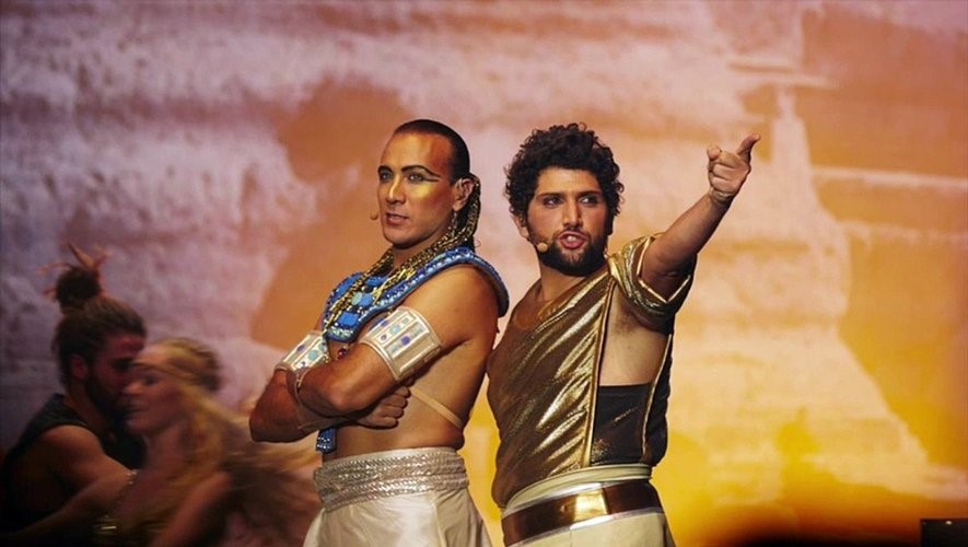 Ramses et Moïse, à l'époque où ils s'entendent encore bien, tous deux vêtus de doré et en costumes égyptiens.