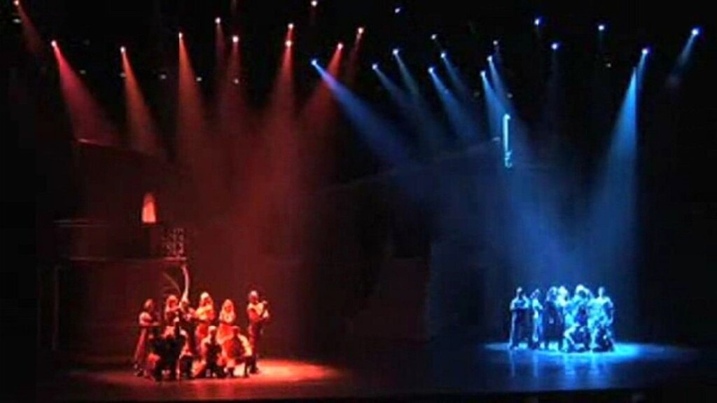 Les Capulet et les Montaigu, respectivement habillés tout en rouge et tout en bleu, chacun d'un côté de la scène.
