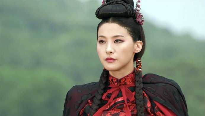 Mi-ryun est habillée en rouge et noir. Elle porte une coiffure très sophistiquée. 