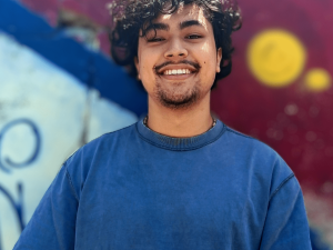 Arthur Khong, jeune comédien de doublage, porte un tee-shirt bleu