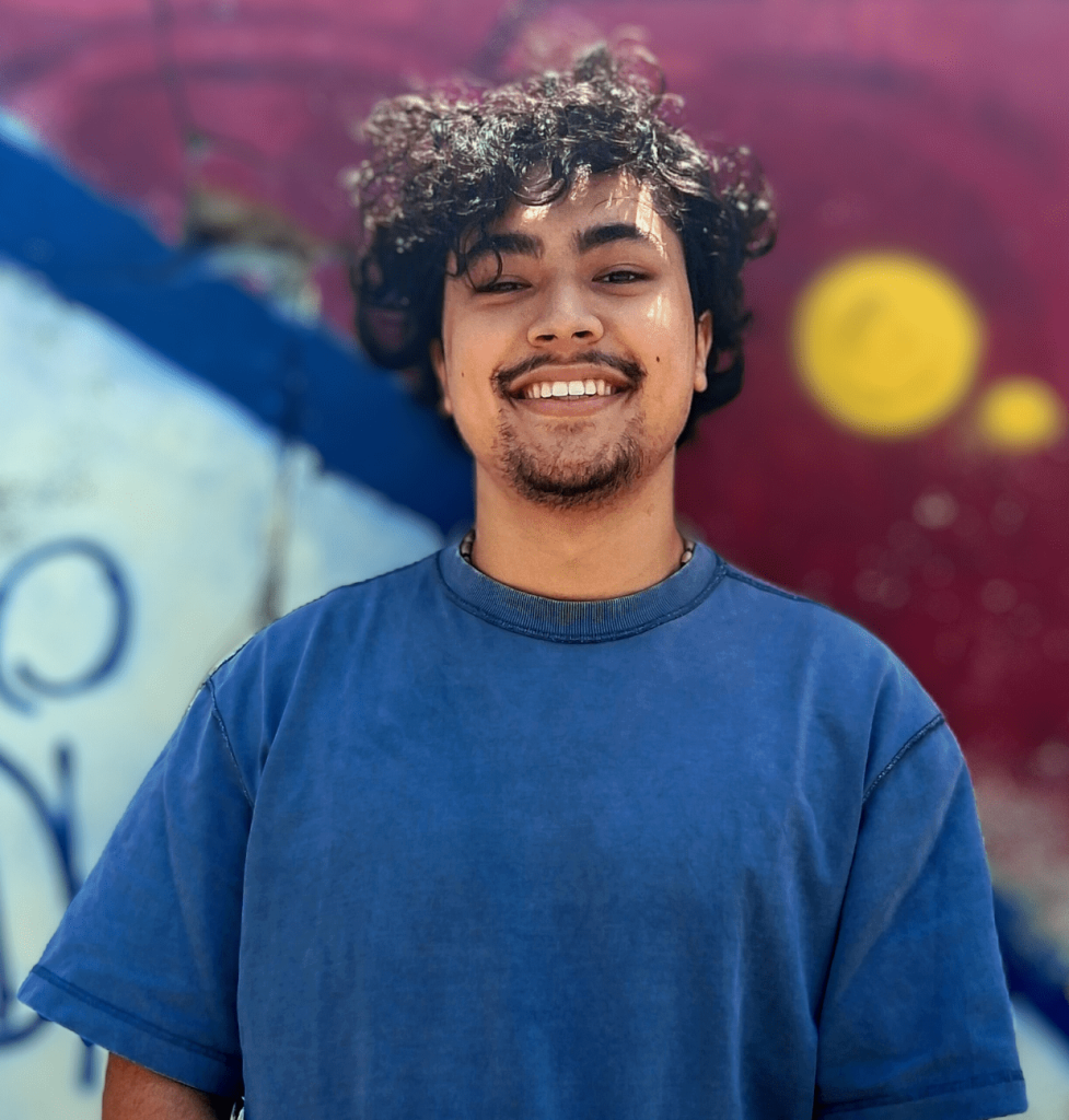 Arthur Khong, jeune comédien de doublage, porte un tee-shirt bleu
