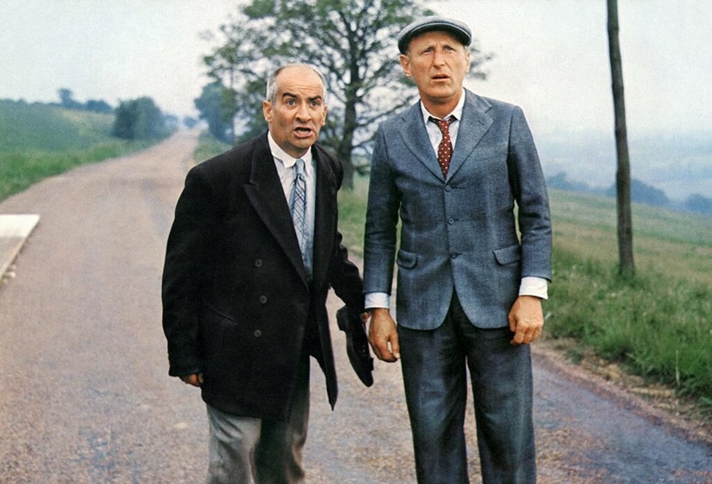 De Funès et Bourvil, en costumes d'époque, faisant des têtes déconfites.