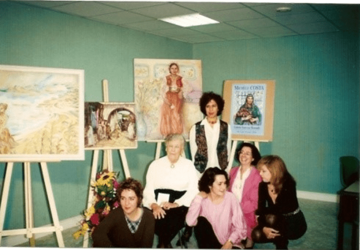 Photographie des six artistes invités, posant devant leurs tableaux.