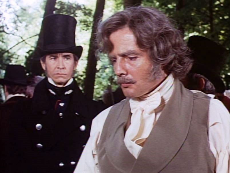 Anthony Perkins est un Javert assez élégant, au regard tourmenté. Sur l'image, il regarde Jean Valjean de loin.