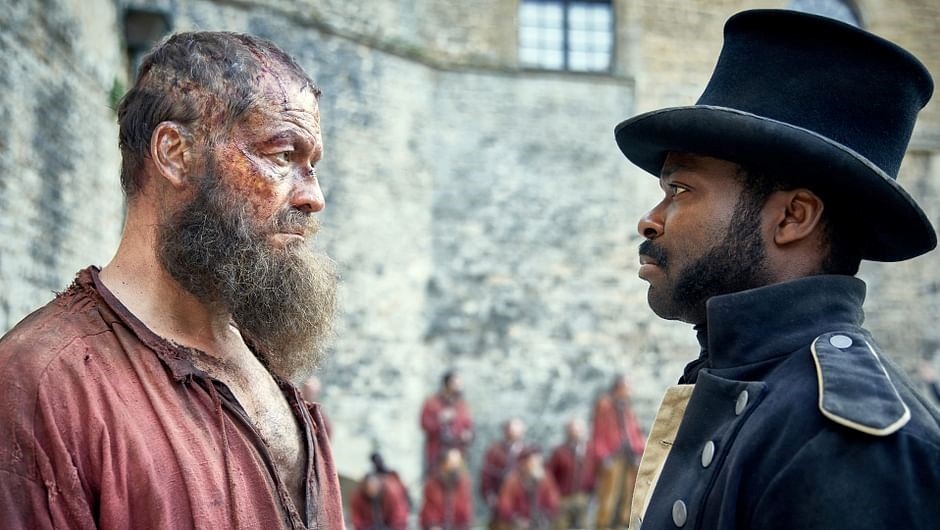David Oyelowo est l'un des acteurs à la peau noire à avoir jouer Javert. Cette image le met face à face avec Jean Valjean, à l'époque où Jean Valjean est au bagne et Javert est gardien.