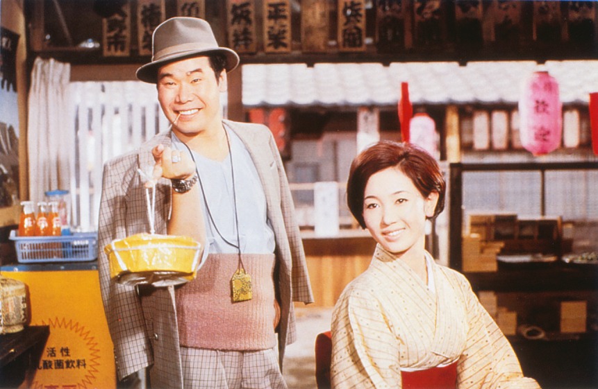 Le colporteur Tora-san a une silhouette charactéristique, avec un vieux chapeau, une veste à carreaux et une cigarette dans la bouche. C'est un personnage comique, très souriant et assez maladroit.