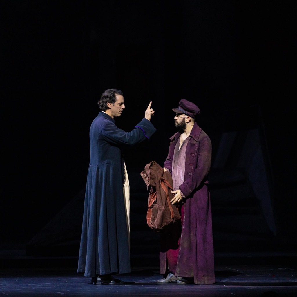 Au début du spectacle, Jean Valjean est effectivement habillé dans des teintes de rouge, avec un grand manteau et un béret lorsqu’il quitte le bagne.