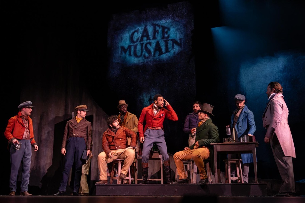 Enjolras parlant aux révolutionnaires réunis dans le café.