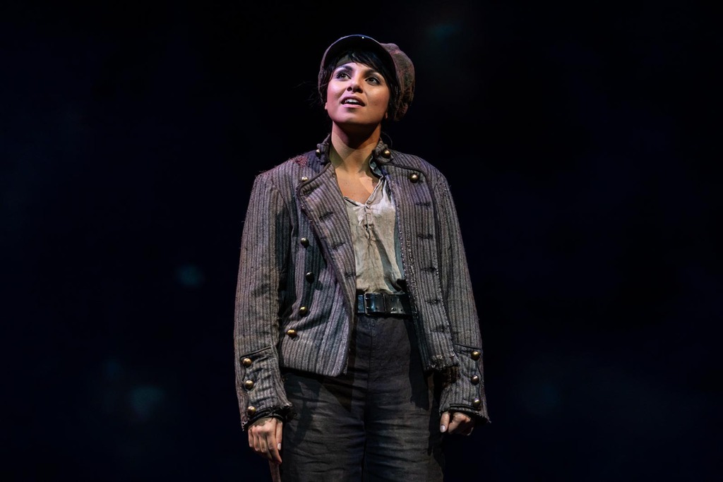 Éponine déguisée en garçon, avec un béret.