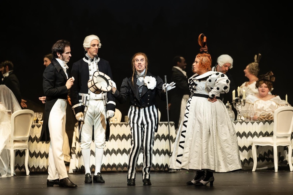 Les Thénardier s’incrustant au mariage de Marius et Cosette, avec des costumes exubérants. Effectivement, chez les riches, tout le monde s’habille en noir et blanc, ce qui fait que les Thénardier qui ont voulu imiter ce look semblent déguisés en pièces de jeu d’échec.