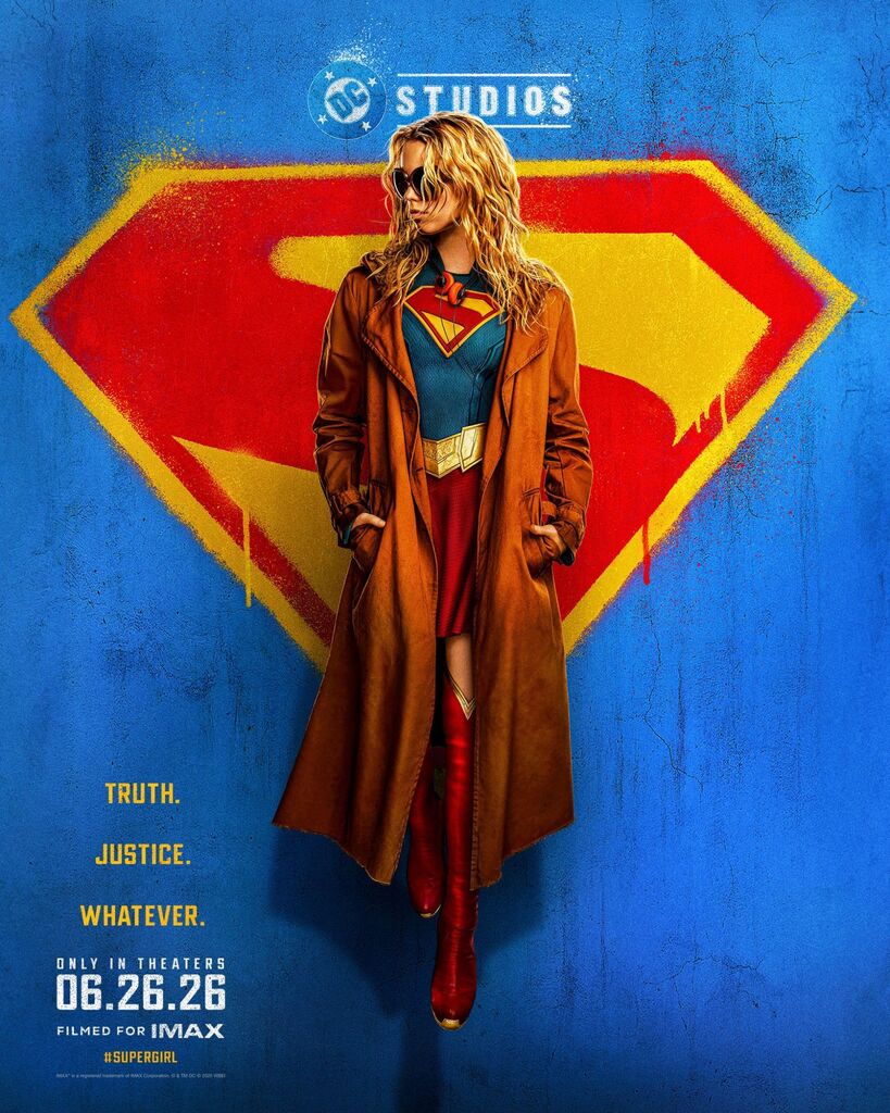 Affiche du film Supergirl. Elle vole devant son symbole. Elle porte un imperméable marron par dessus son costume traditionnel bleu, rouge et jaune. Et des lunettes de soleil. Façon incognito. Un slogan sur l'affiche : "Truth. Justice. Whatever."