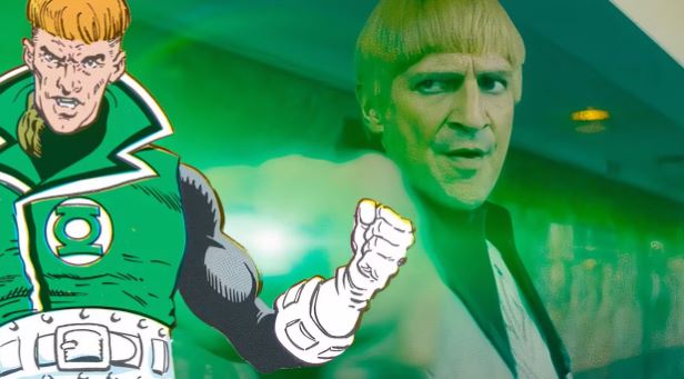 Guy Gardner, joué par Nathan Fillion, est comparé à sa version comics. Tous les deux ont un uniforme vert, noir et blanc. Des cheveux roux, et surtout une coupe au bol ridicule !